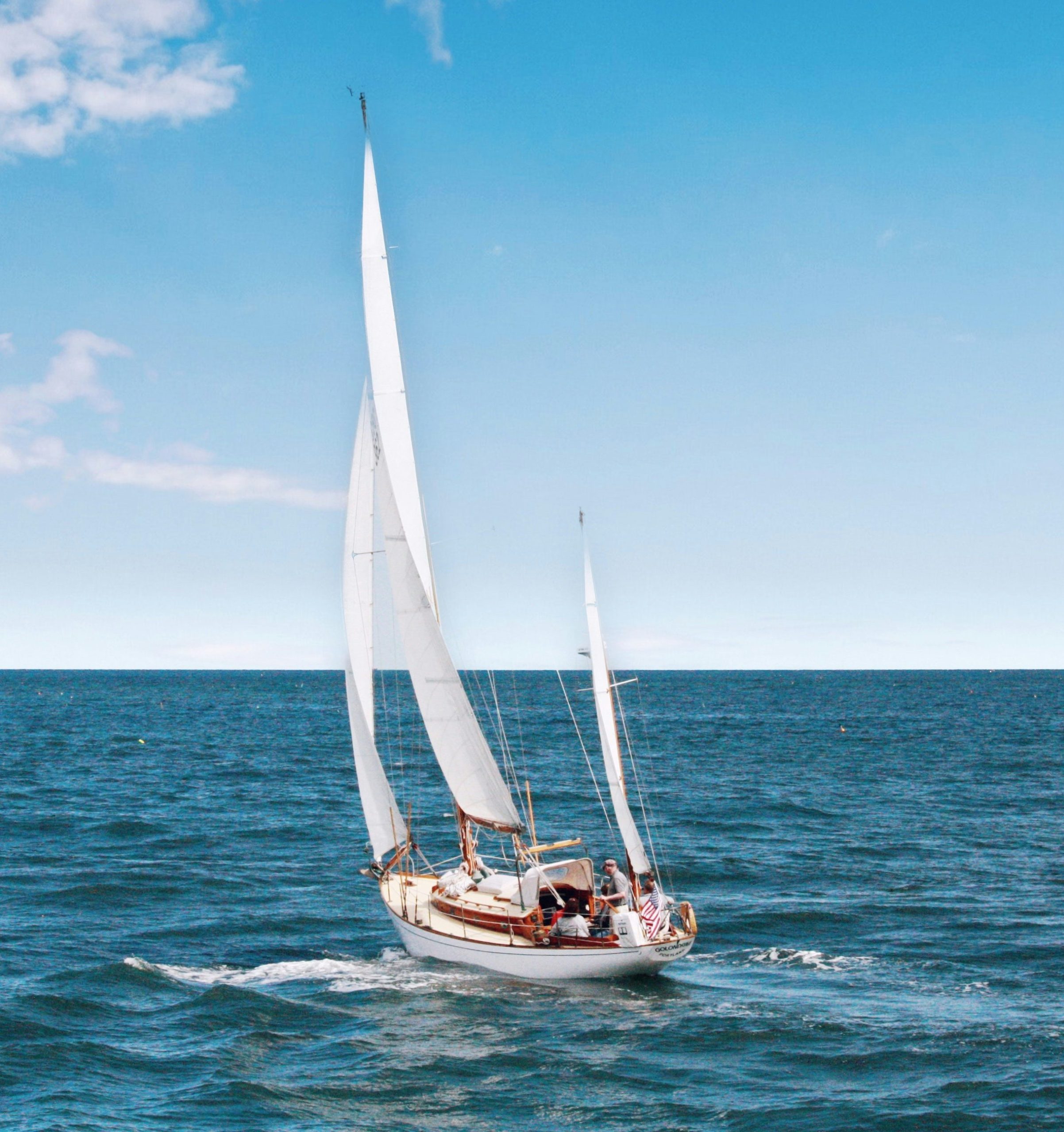 Photo d'un bateau type monocoque en navigation